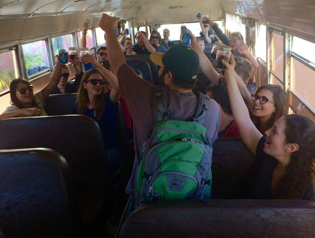 Participantes do Do Good Bus brindam dentro do ônibus