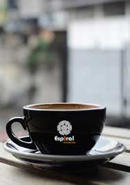 Xícara de café com o logo da Espiral Interativa.