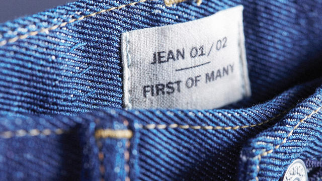 Foto de uma calça jeans da marca Levi's, com close na etiqueta