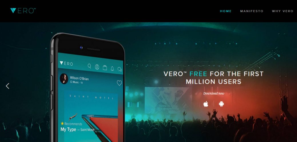 Banner do app Vero, com um celular e o display da rede, em azul e ícones minimalistas. Ao fundo da imagem, há uma multidão de costas, como em um show